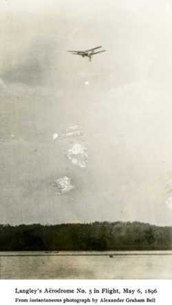 Samuel_Pierpont_Langley's_steam_Aërodrome_No._5_in_flight.png