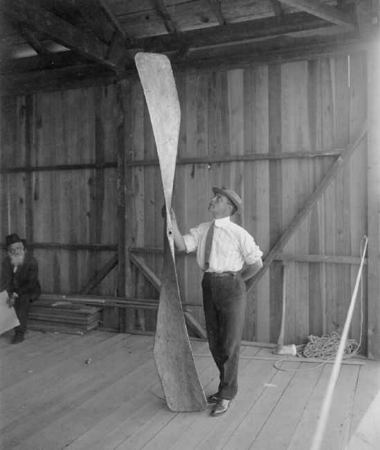 1910-Wright-student-Specer-Crane-holds-prop.jpg